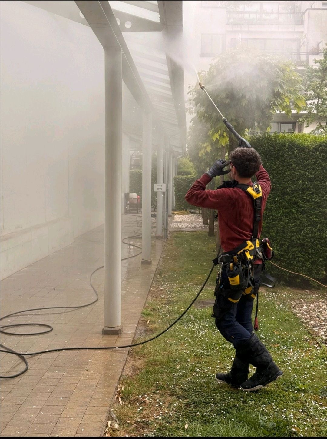 Professionelle Hochdruckreinigung einer Terrasse